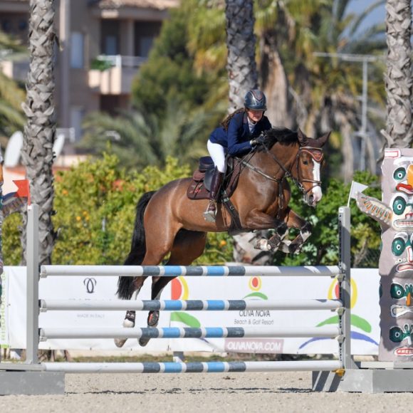 1_04 Great Britain dominated Wednesday’s Young Horse Finals presented by Dammann Reitplatz- u. Sportsplatzbau GmbH at the Spring MET IV, with British riders winning all three classes