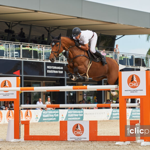 81d48d95-f438-4e7d-bcbe-62f931a39eef Pius Schwizer speeds to the win in the CSI2* Grand Prix presented by CHG at the Autumn MET 2019