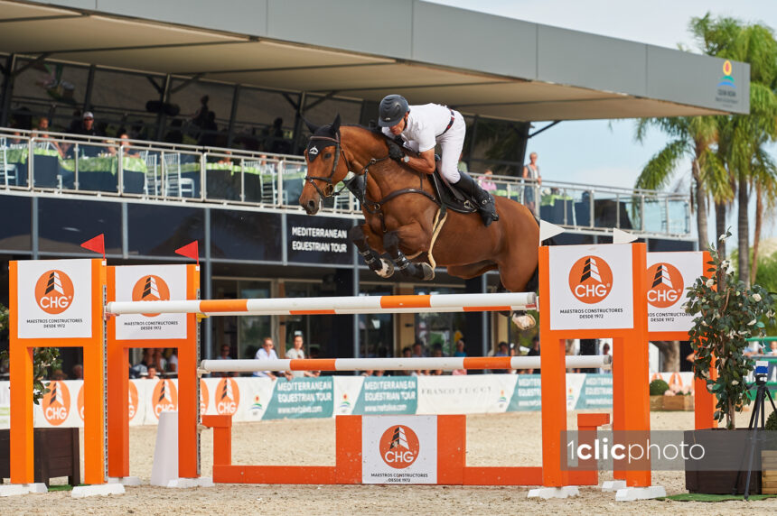 81d48d95-f438-4e7d-bcbe-62f931a39eef Pius Schwizer speeds to the win in the CSI2* Grand Prix presented by CHG at the Autumn MET 2019