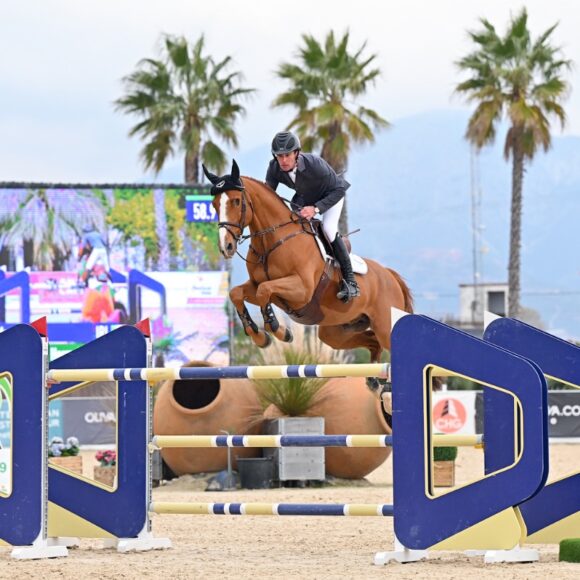 Mark McAuley y Django Ste Hermelle encabezan el Gran Premio CSI3 (2) Mark McAuley y Django Ste Hermelle encabezan el Gran Premio CSI3