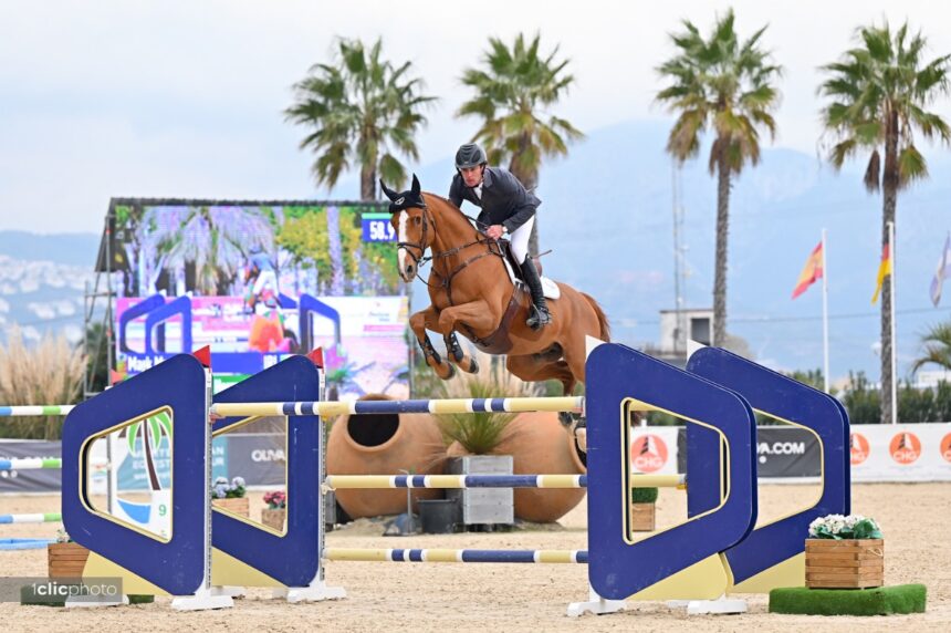 Mark McAuley y Django Ste Hermelle encabezan el Gran Premio CSI3 (2) Mark McAuley y Django Ste Hermelle encabezan el Gran Premio CSI3