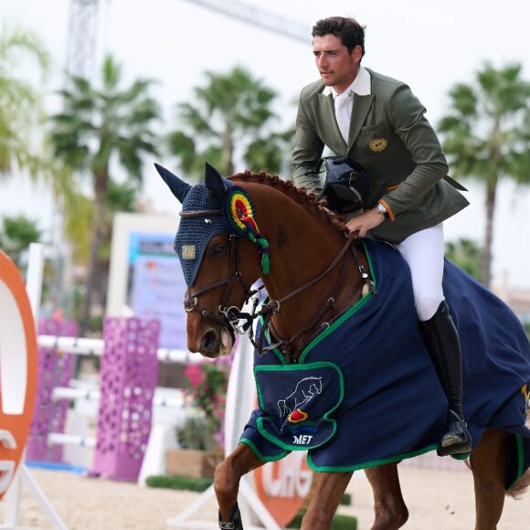 Nicola Philippaerts and H&M Luna van’T Ruytershof Z The third and last week of Autumn MET I 2022 concluded with a Belgian victory in Sunday’s CSI3* 1.50m Grand Prix presented by CHG – Construcciones Hispano Germanas S.A, with Nicola Philippaerts and the 10-year-old H&M Luna van’T Ruytershof Z (Levisto Z x For Pleasure) taking the top honours. The 1.50m course set by Dutch mastermind Louis Konickx counted 13 obstacles and 16 efforts, and with a related line from a liverpool at fence number eight followed by an oxer at fence number nine and a triple combination at fence number ten, it asked plenty of questions from the starter field of 33. Eventually, eight horse-and-rider combinations cleared the track, and as the second pair out in the jump-off Philippaerts and Luna van’T Ruytershof Z – who were the quickest in last weekend’s CSI3* 1.50m Grand Prix presented by Oliva Nova Beach & Golf Resort, but had one fence down – stopped the clock on 36.41, a time that proved unbeatable. “We always try to come here with a few horses to build them up,” Nicola Philippaerts – who along with his whole family are frequent quests at Oliva Nova – said about the MET venue. Speaking of the today’s Grand Prix course, he said: “I think the course today was very fair; the time was good, the jumps were good and I think we had enough clears – even if there were not so many in the Grand Prix today. I am happy I won it!”