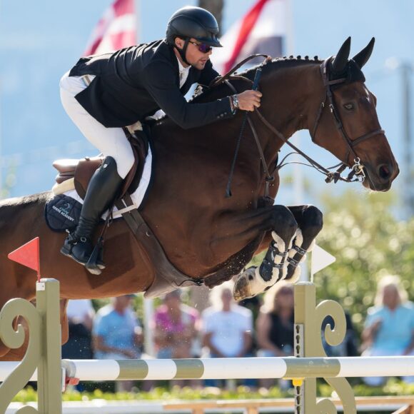 Jules Orsolini and Ibrahim kick off Autumn MET II 2025 The action at Centro Ecuestre Oliva Nova in Spain resumed this week with the Autumn MET II kicking off another three weeks of competitions. Sunday’s highlight was the CSI2* 1.45m Grand Prix presented by Dammann Reitplatz- u. Sportplatzbau GmbH, where France’s Jules Orsolini and the 12-year-old stallion Ibrahim (Eldorado vd Zeshoek x Quidam de Revel) took the top honours after an exciting jump-off.
Eight horse-and-rider combinations from the 61 pairs at start cleared the first-round track set by Gerad Lachat (SUI) and joined the deciding jump-off, where Orsolini clocked the winning time of 37.92 seconds. Douglas Lindelöw (SWE) and Hermosillo d’Aubigny (Cornet Obolensky x Messire Ardent) took the runner-up spot in 38.58, while Lieven Devos (BEL) and Inca’s Big Think (Think Big Van TL x Lanciano) completed the podium in third in 38.90.
Maxim Godecharle (BEL) and Quapito (Kannan x Sheyenne de Baugy) finished fourth with a time of 45.55 seconds, while a fence down in 39.55 left Phillip Spivey (GBR) and NBE Jenny Don’Y Be Hasty (Breeding unknown) fifth.